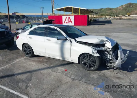 2015 Mercedes-Benz C 300 из США, поврежденный, VIN 55SWF4JB2FU071516